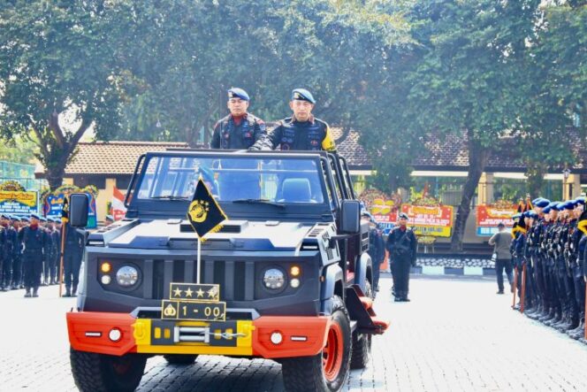 
 Kapolri berkeliling lapangan upacara menggunakan mobil Baraccuda bersama Komandan Upacara HUT Brimob ke-78 Brigjen Arief Budiman/Dok.Humas Polri