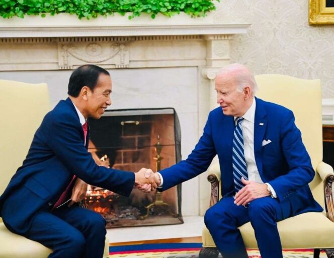 
 Presiden Joko Widodo (kiri) bersalaman dengan Presiden Amerika Serikat (AS) Joe Biden (kanan) saat melakukan pertemuan di Gedung Putih, Washington DC, Senin (13/11/2023) waktu setempat. (Foto: BPMI Setpres)