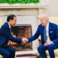 Presiden Joko Widodo (kiri) bersalaman dengan Presiden Amerika Serikat (AS) Joe Biden (kanan) saat melakukan pertemuan di Gedung Putih, Washington DC, Senin (13/11/2023) waktu setempat. (Foto: BPMI Setpres)