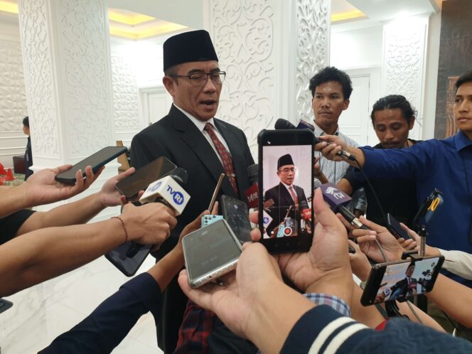 
 Ketua KPU RI Hasyim Asy'ari saat diwawancarai awak media di Kantor KPU RI, Menteng, Jakarta Pusat (Foto: RRI/Dedi Hidayat).