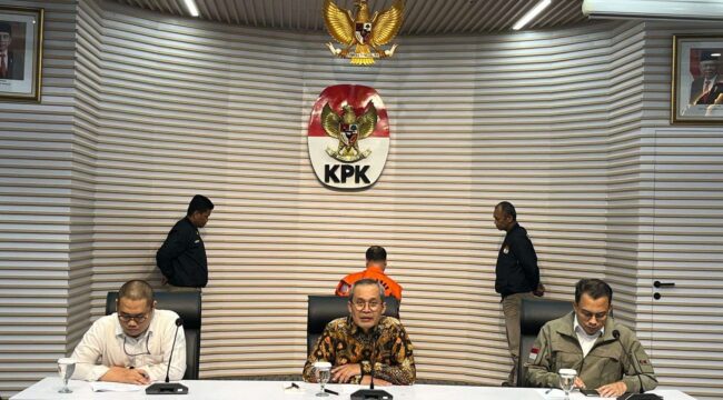 Konpers pengumuman Wamenkumham sebagai tersangka di pimpin, Wakil Ketua KPK Alexander Marwata di gedung KPK (Foto: RRI/Umam)